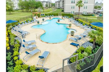 swimming pool at Park at Magnolia apartments